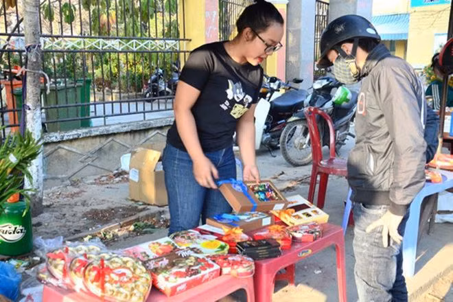 Thay vì những món quà socolate, người trẻ năm nay chọn những món quà online để tặng người yêu vì không thế gặp nhau do dịch Covid-19. HOA NỮ