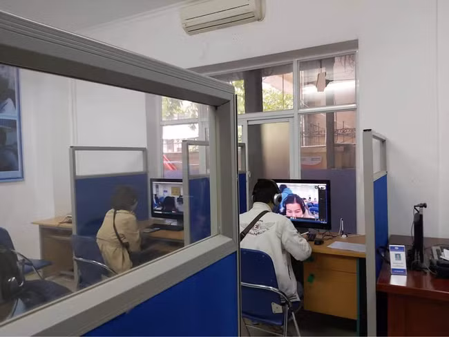  Do ảnh hưởng bởi dịch Covid -19, nhiều lao động đã tham gia phiên tuyển dụng Online tìm kiếm việc làm. Ảnh: N.T