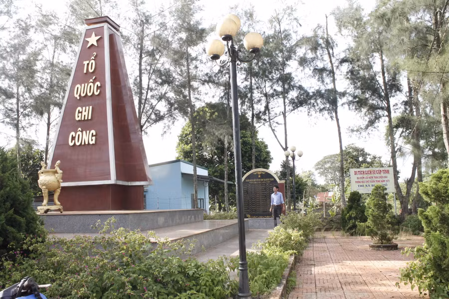  Đài tưởng niệm liệt sĩ tại buôn Tring 2. Ảnh: Hoàng Hồng