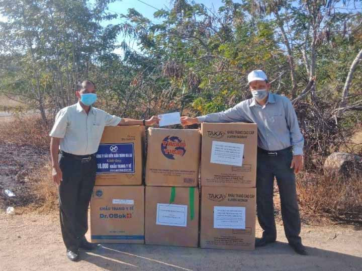 Ông Đinh Ngọc Hải-Phó Chủ tịch Ủy ban MTTQ Việt Nam tỉnh trao khẩu trang y tế và tiền hỗ trợ cho đại diện Ban Chỉ đạo phòng-chống dịch Covid-19 huyện Krông Pa. Ảnh Ngọc Anh Ông Đinh Ngọc Hải-Phó Chủ tịch Ủy ban MTTQ Việt Nam tỉnh trao khẩu trang y tế cho Ban Chỉ đạo phòng, chống dịch Covid-19 huyện Krông Pa. Ảnh Ngọc Anh
