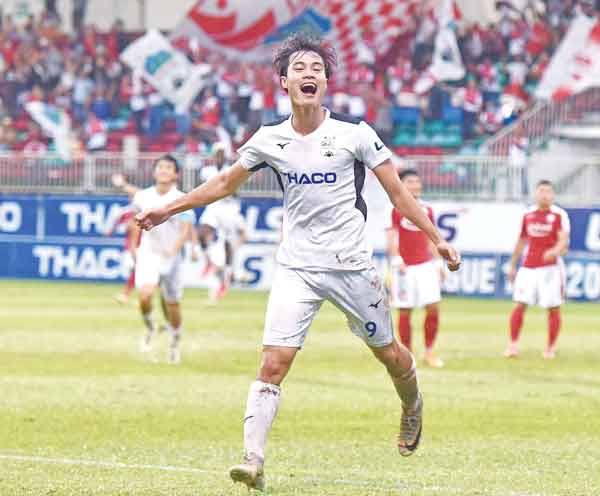 Văn Toàn và đồng đội đang cần một huấn luyện viên có trình độ cao để nâng tầm đội bóng. Ảnh: Lê Gia