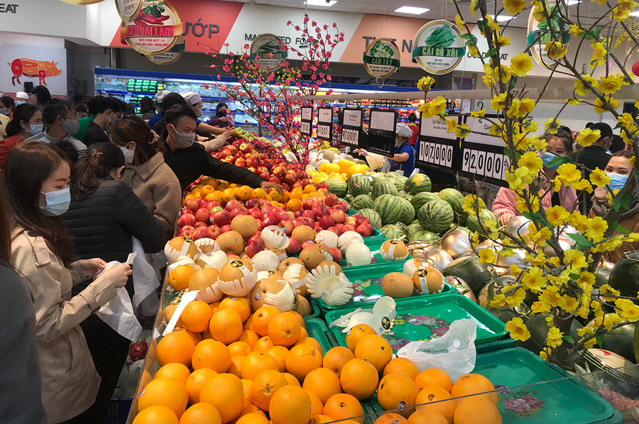 Lượng khách đổ dồn về siêu thị mua trái cây rất đông. Ảnh: Vũ Thảo