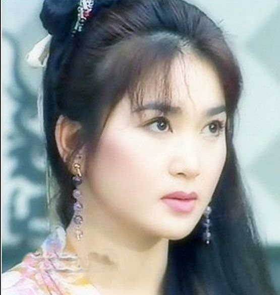 Ôn Bích Hà sinh năm 1966 trong một gia đình khó khăn. Cô bước chân vào làng giải trí từ năm 15 tuổi trong một lần đang đi dạo phố với bạn và vô tình lọt vào “mắt xanh” của một nhà sản xuất. Ảnh cắt phim.