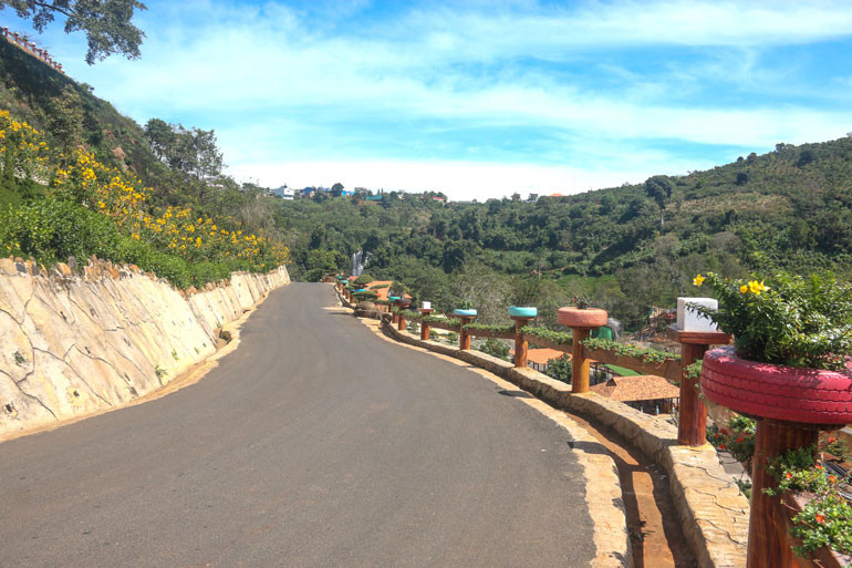 Đường dẫn xe điện lên xuống thác