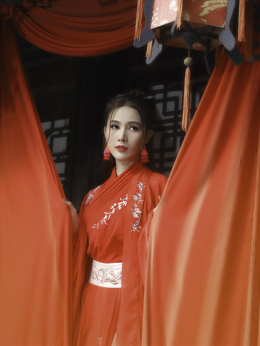 Và để bù đắp cho sự thiếu sót đó, dịp Tết này Phan Thị Mơ dự định sẽ dành nhiều thời gian hơn cho gia đình. Thế nhưng cô lại vướng bận lịch trình quảng bá cho phim Kiều @ - tác phẩm điện ảnh lấy cảm hứng từ Truyện Kiều của Nguyễn Du nên việc về quê ăn Tết sớm lại bị dời lại.