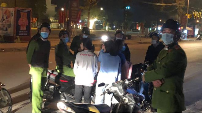 Công an H.Lục Ngạn tuần tra, xử lý người dân không đeo khẩu trang nơi công cộng. ẢNH BÁO BẮC GIANG