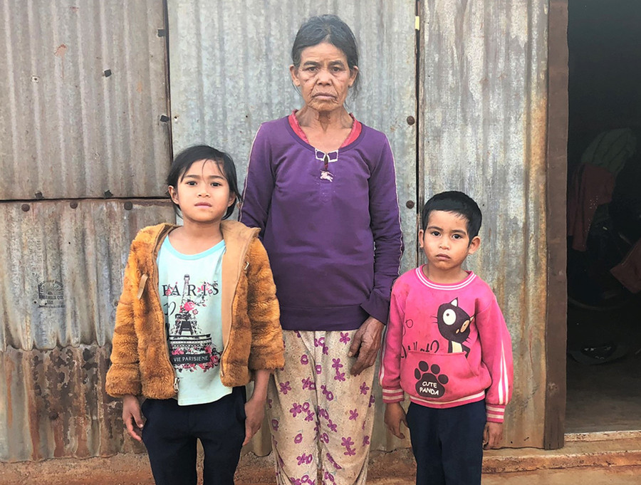 Bà Amyoch cùng 2 cháu nội. Ảnh: Hà Tây