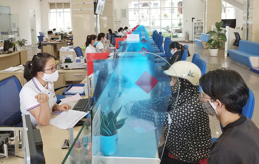 Để có mặt bằng lãi suất thấp như hiện nay, các ngân hàng chủ động tiết kiệm giảm chi phí hoạt động. Ảnh: Sơn Ca