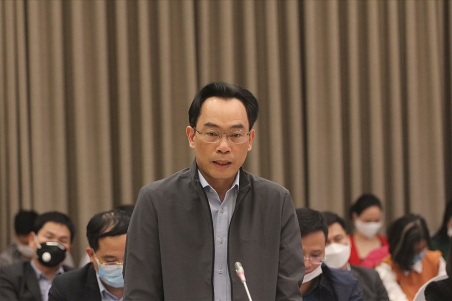 Thứ trưởng Bộ Giáo dục và Đào tạo Hoàng Minh Sơn trả lời báo chí. Ảnh Phạm Đông