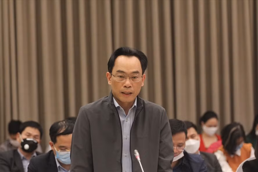 Thứ trưởng Bộ Giáo dục và Đào tạo Hoàng Minh Sơn trả lời báo chí. Ảnh Phạm Đông