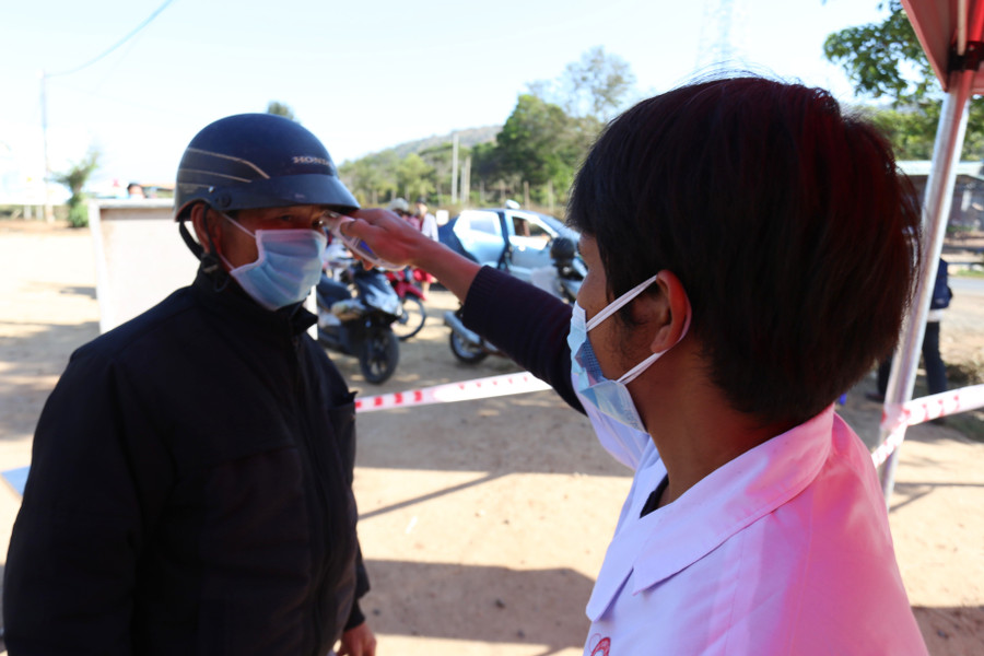 Người dân buộc phải sát khuẩn tay và đo thân nhiệt