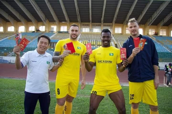 Những ngoại binh Sông Lam Nghệ An nhận lì xì đầu năm theo văn hoá Việt Nam. Ảnh: SLNA FC