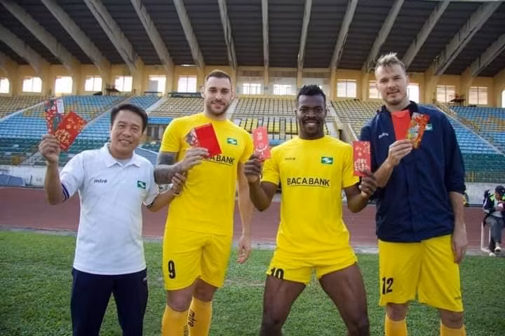 Những ngoại binh Sông Lam Nghệ An nhận lì xì đầu năm theo văn hoá Việt Nam. Ảnh: SLNA FC