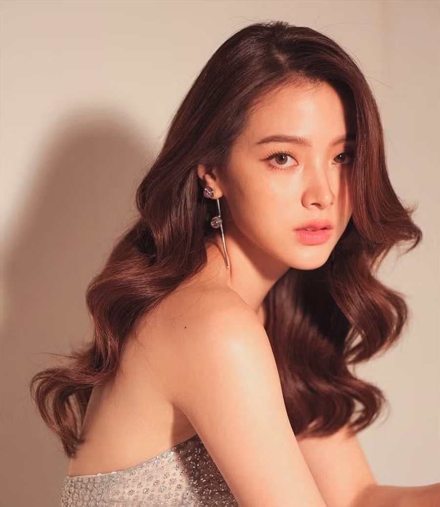 Trước đó, cô gái trẻ Baifern được một công ty người mẫu phát hiện khi đang tham gia huấn luyện để trở thành vận động viên thể dục dụng cụ cho trường học của mình. Cô gật đầu đồng ý trước một lời mời đi thử vai vì diễn xuất luôn là điều mà Baifern muốn làm. Ảnh: Instagram NV