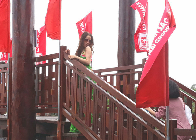  Một phụ nữ đang 