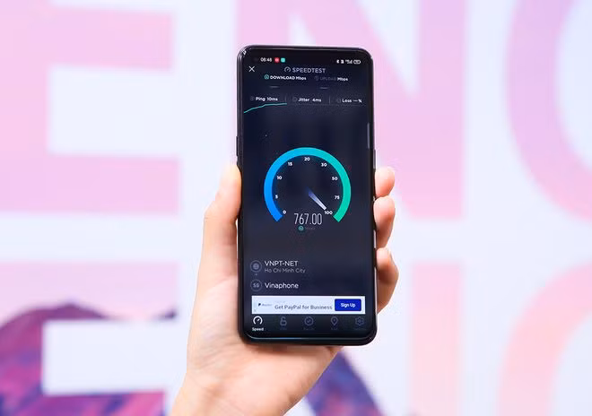 Thử nghiệm tốc độ mạng 5G trên mẫu smartphone Reno5 5G - Ảnh: T.L