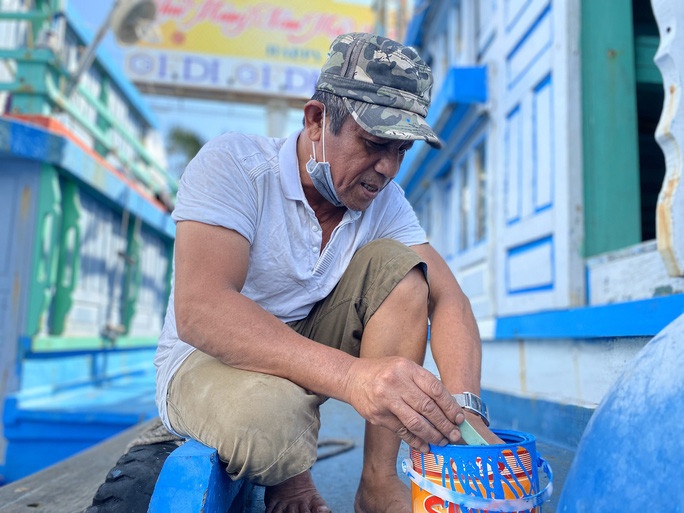 Ông đang tự tay sơn lại con tàu của mình. Vừa là chủ tàu, ông vừa là thuyền trưởng Ông đang tự tay sơn lại con tàu của mình. Vừa là chủ tàu, ông vừa là thuyền trưởng