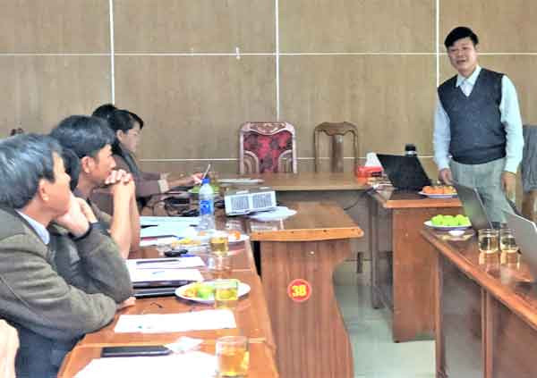 Ông Trần Văn Ơn-Phó GS.TS nhà giáo ưu tú, giảng viên cao cấp Trường Đại học Dược Hà Nội, Chủ tịch HĐQT Công ty cổ phẩn phát triển dược khoa DKD hướng dẫn cán bộ, người dân huyện Đak Đoa phát triển cây dược liệu.