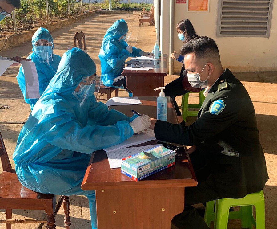 Lấy mẫu xét nghiệm đối với nhân viên an ninh phục vụ tại Cảng Hàng không Pleiku. Ảnh: Lê Hòa  Lấy mẫu xét nghiệm Covid-19 đối với nhân viên An ninh phục vụ tại Cảng Hàng không Pleiku. Ảnh: Lê Hòa