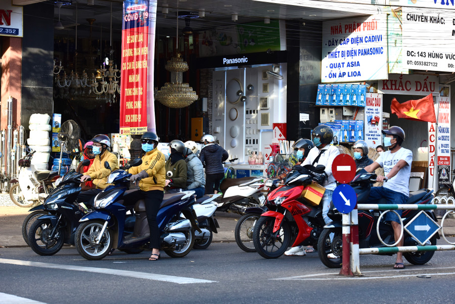 Người dân chấp hành tốt việc đeo khẩu trang trên đường phố