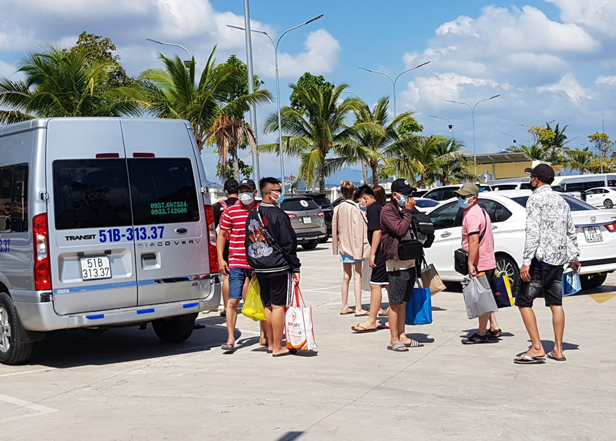 Trưa mùng 6 Tết, xe du lịch rải rác đưa du khách đến bến tàu du lịch Nha Trang để đi đi tour biển đảo