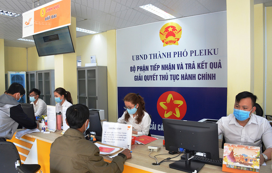 Ngày làm việc đầu tiên sau Tết Tân Sửu tại Trung tâm Phục vụ hành chính công tỉnh. Ảnh: Vĩnh Hoàng Ngày làm việc đầu tiên sau Tết Tân Sửu tại Trung tâm Phục vụ hành chính công tỉnh. Ảnh: Vĩnh Hoàng