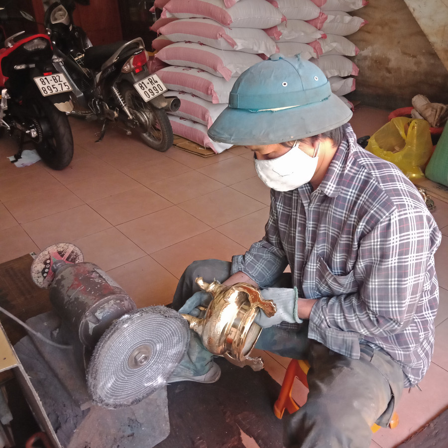 Anh Nguyễn Thế Phương (131 Đinh Tiên Hoàng, TP. Pleiku) cặm cụi đánh bóng đồ đồng. Ảnh: Đình Phê