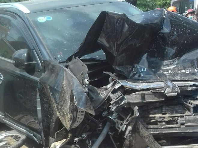 Một ô tô bị hư hỏng nặng sau tai nạn.