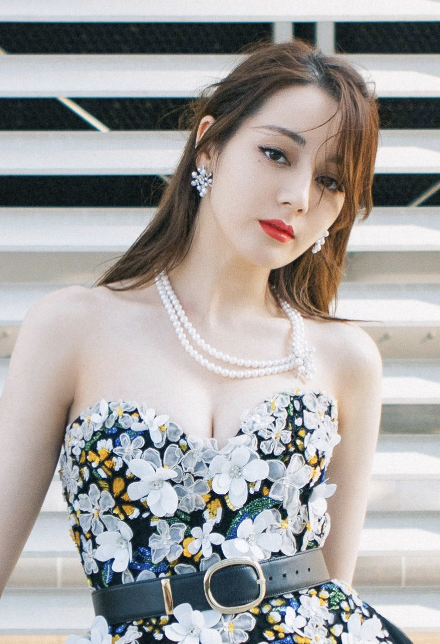 Địch Lệ Nhiệt Ba cũng sinh năm 1992, ở Tân Cương. Cô là tên tuổi gây chú ý với người hâm mộ bởi làn da trắng sáng, gương mặt đẹp trong mọi khung hình cùng dáng vóc thon gọn, gợi cảm. Ảnh: Weibo.