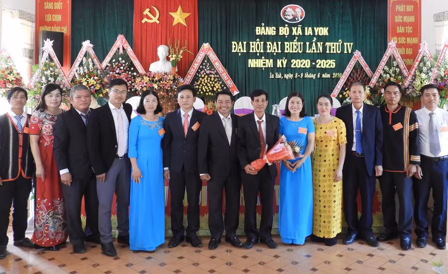 Ban Chấp hành Đảng bộ xã Ia Yok nhiệm kỳ 2020-2025. Ảnh: Thanh Nhật Ban Chấp hành Đảng bộ xã Ia Yok nhiệm kỳ 2020-2025. Ảnh: Thanh Nhật