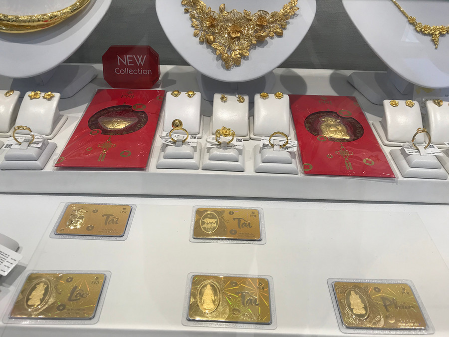 Do lo ngại sức mua vàng không cao nên lượng vàng miếng Thần Tài của của PNJ nhập về giảm hơn 60% so với năm trước. Do vậy, mới đến 10 giờ sáng, một số điểm kinh doanh vàng của PNJ đã hết sạch vàng miếng Thần Tài. Do lo ngại sức mua vàng không cao nên lượng vàng miếng Thần tài của của PNJ nhập về giảm hơn 60% so với năm trước. Do vậy, mới đến 10h sáng, một số điểm kinh doanh vàng của PNJ đã hết sạch miếng Thần tài.