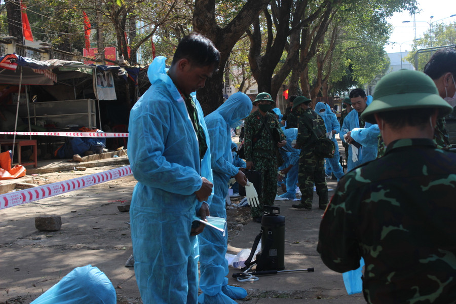 Mặc đồ bảo hộ phòng dịch trước khi vào bên trong Bệnh viện Đa khoa tỉnh Gia Lai. Ảnh: Chu Hoài