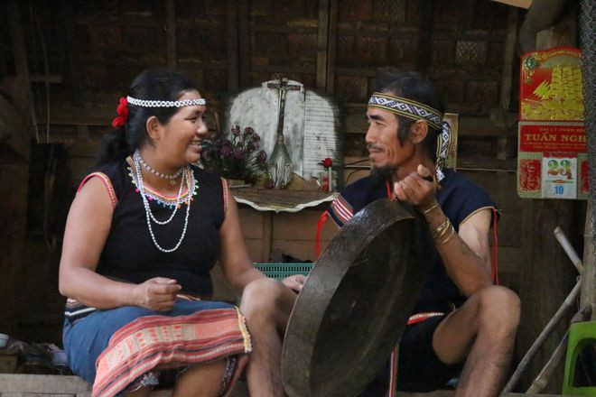 Vợ chồng ông A Thui đã truyền dạy văn hóa dân gian cho hàng trăm thanh niên trong làng