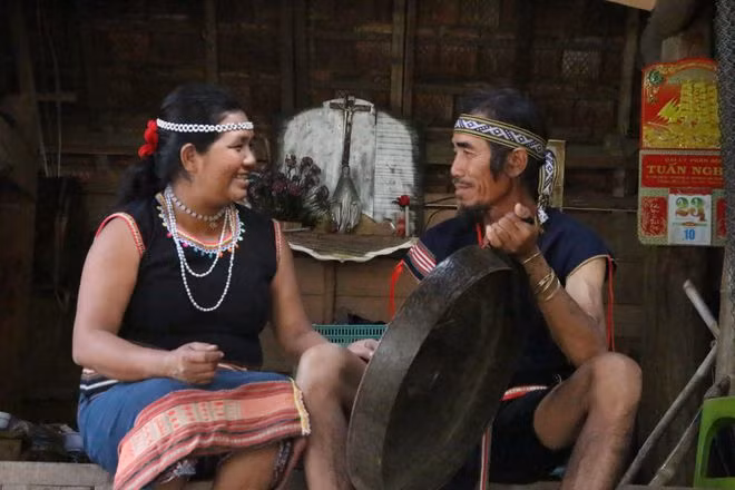 Vợ chồng ông A Thui đã truyền dạy văn hóa dân gian cho hàng trăm thanh niên trong làng