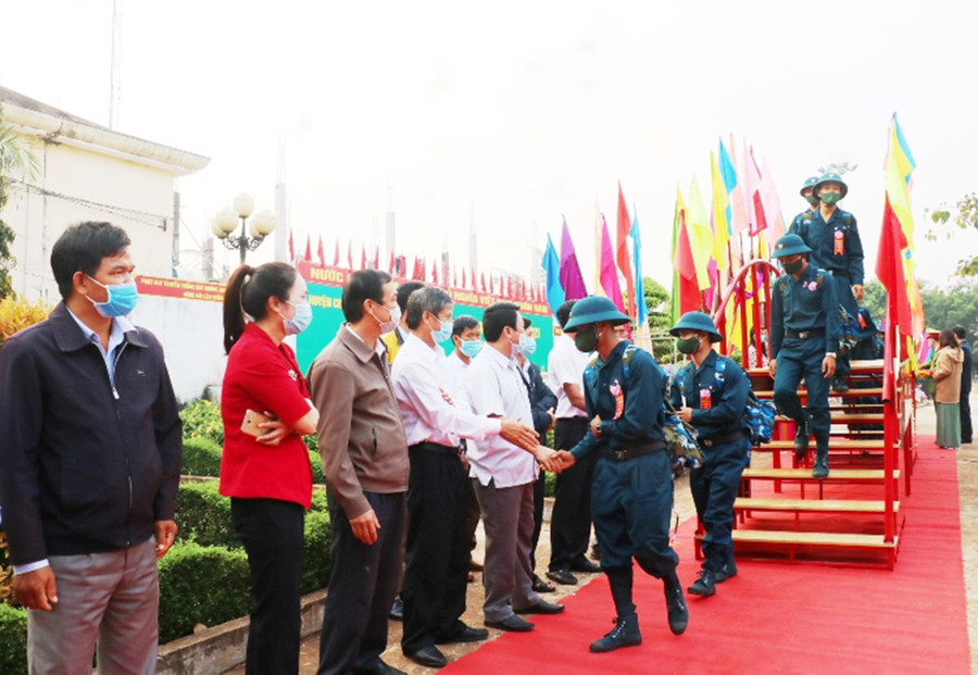Thanh niên huyện Chư Prông lên đường nhập ngũ. Ảnh: Hồng Thương