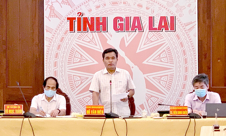 Bí thư Tỉnh ủy Hồ Văn Niên phát biểu tại cuộc họp. Ảnh: Như Nguyện