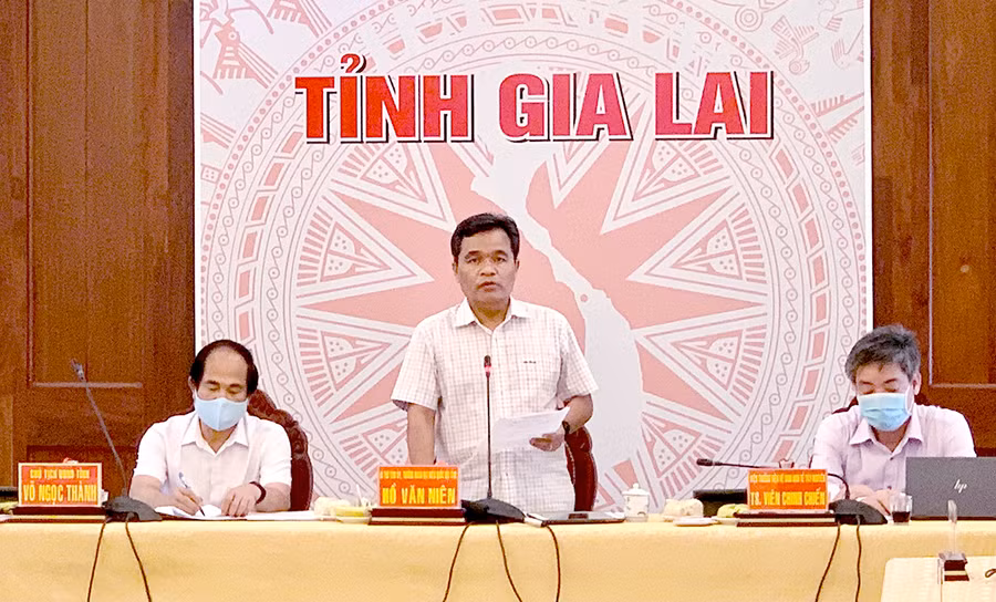 Bí thư Tỉnh ủy Hồ Văn Niên phát biểu tại cuộc họp. Ảnh: Như Nguyện