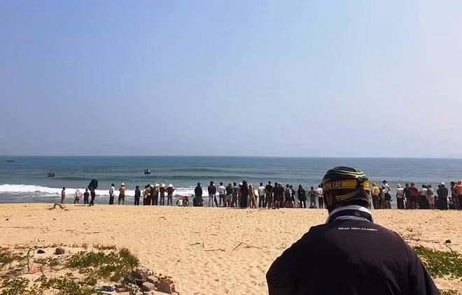 Người dân tập trung theo dõi lực lượng chức năng tìm kiếm em học sinh mất tích - ẢNH: C.X