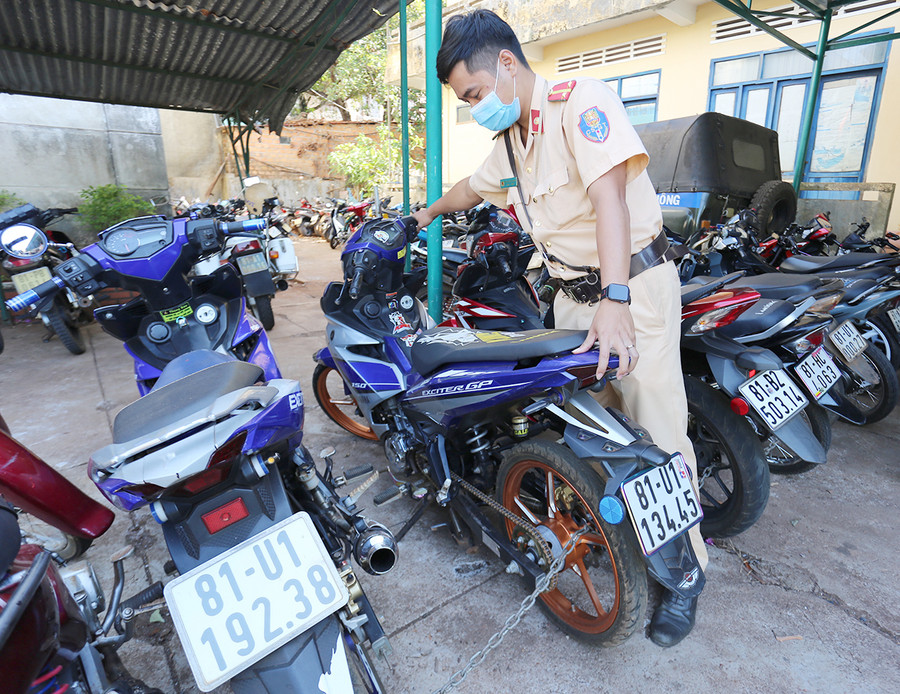 Công an huyện Đức Cơ đã tạm giữ 60 phương tiện mà người điều khiển xe sử dụng pô độ chế và có biểu hiện càn quấy. Ảnh: Lê Gia