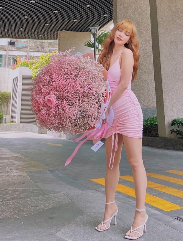 Sĩ Thanh khoe quà nhân dịp Lễ Tình nhân, không quên phô diễn đường cong nuột nà trong chiếc đầm hồng phấn ôm sát.
