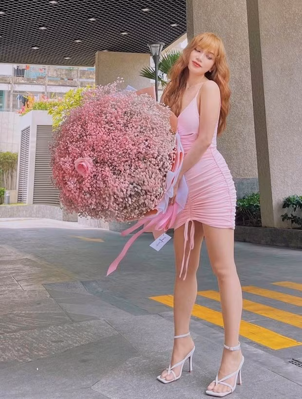 Sĩ Thanh khoe quà nhân dịp Lễ Tình nhân, không quên phô diễn đường cong nuột nà trong chiếc đầm hồng phấn ôm sát.