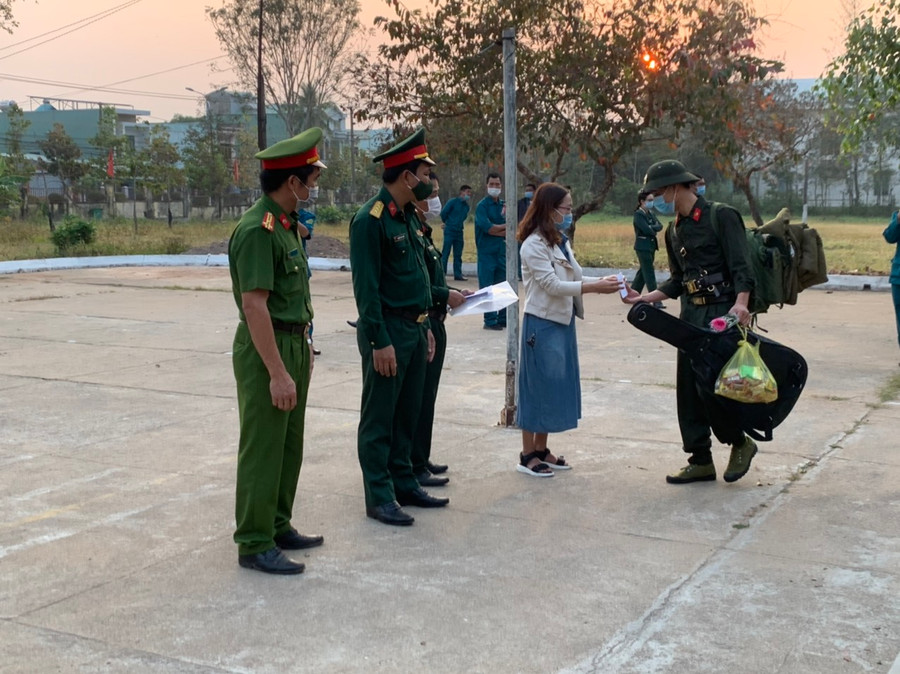 Hội đồng Nghĩa vụ quân sự thị xã Ayun Pa động viên các tân binh trước lúc lên đường. Ảnh: Vũ Chi