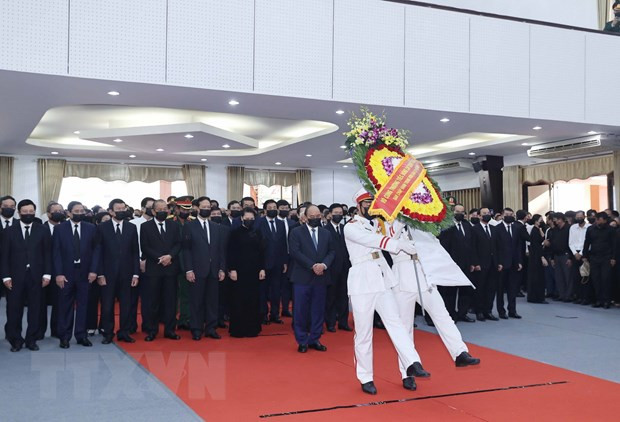 Đoàn đại biểu Ban Chấp hành Trung ương Đảng Cộng sản Việt Nam do Ủy viên Bộ Chính trị, Thủ tướng Chính phủ Nguyễn Xuân Phúc dẫn đầu viếng nguyên Phó Thủ tướng Trương Vĩnh Trọng. (Ảnh: Thống Nhất/TTXVN) Đoàn đại biểu Ban Chấp hành Trung ương Đảng Cộng sản Việt Nam do Ủy viên Bộ Chính trị, Thủ tướng Chính phủ Nguyễn Xuân Phúc dẫn đầu viếng nguyên Phó Thủ tướng Trương Vĩnh Trọng. (Ảnh: Thống Nhất/TTXVN)