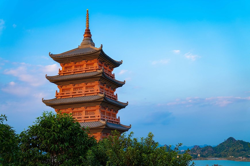 Trong khi đó, khu chùa mới nổi tiếng với những kiến trúc hoành tráng mang đậm dấu ấn của các làng nghề truyền thống Việt Nam. (Ảnh: CTV/Vietnam+)