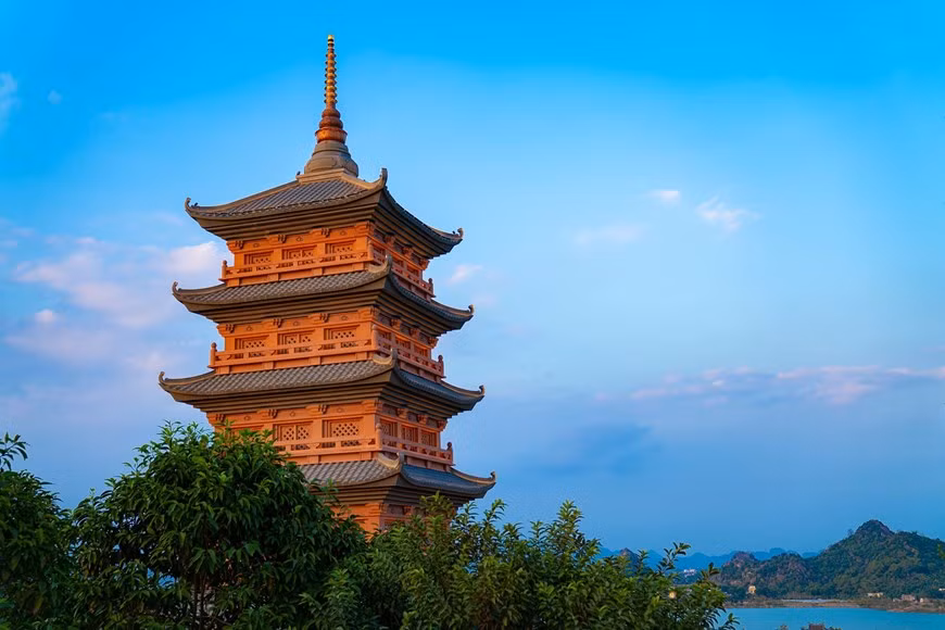 Trong khi đó, khu chùa mới nổi tiếng với những kiến trúc hoành tráng mang đậm dấu ấn của các làng nghề truyền thống Việt Nam. (Ảnh: CTV/Vietnam+)