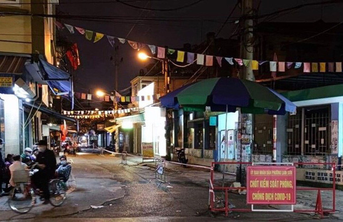 Khu dân cư nơi bà H.T.T. ở tại phường An Dương, quận Lê Chân được lực lượng chức năng thực hiện các biện pháp phòng chống dịch.