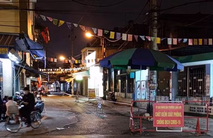 Khu dân cư nơi bà H.T.T. ở tại phường An Dương, quận Lê Chân được lực lượng chức năng thực hiện các biện pháp phòng chống dịch. Khu dân cư nơi bà H.T.T. ở tại phường An Dương, quận Lê Chân được lực lượng chức năng thực hiện các biện pháp phòng chống dịch.