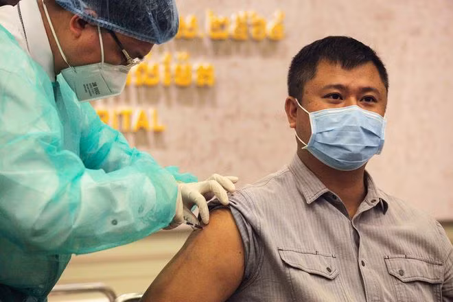 Ông Hun Manith, con trai của Thủ tướng Hun Sen, tiêm vắc xin Covid-19 tại bệnh viện ở thủ đô Phnom Penh, Campuchia ngày 10.2 - Ảnh: Reuters