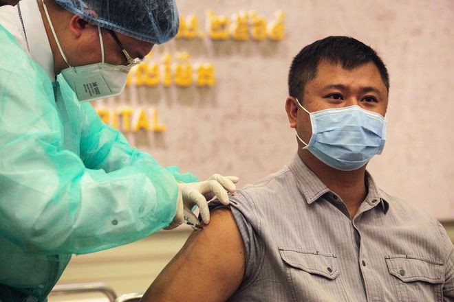 Ông Hun Manith, con trai của Thủ tướng Hun Sen, tiêm vắc xin Covid-19 tại bệnh viện ở thủ đô Phnom Penh, Campuchia ngày 10.2 - Ảnh: Reuters Ông Hun Manith, con trai của Thủ tướng Hun Sen, tiêm vắc xin Covid-19 tại bệnh viện ở thủ đô Phnom Penh, Campuchia ngày 10.2 - Ảnh: Reuters