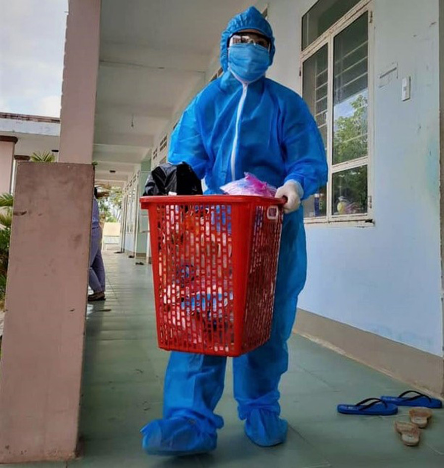 Đại úy Đông đang thực hiện nhiệm vụ tại khu vực cách ly. Ảnh: Anh Huy